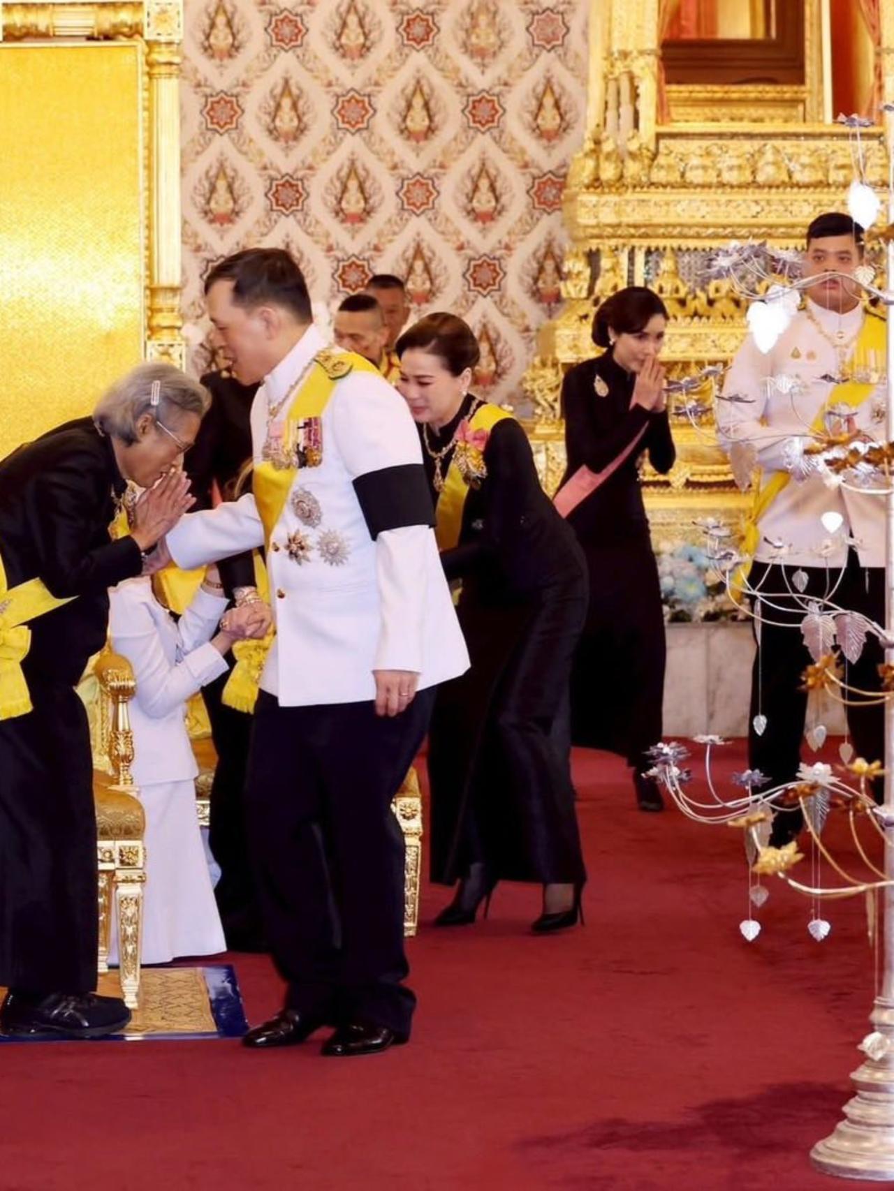 诗妮娜贵妃罕见换发型，波波头俏皮可爱
2025年11月8日上午10时28分，曼谷