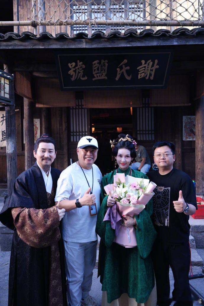 贾青沈缦云杀青网剧宝珠贾青好有气场杀青快乐！贾青在《宝珠》中塑造的沈缦云气场在线