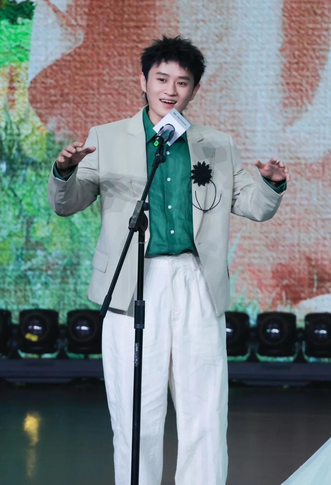 造型工作｜清爽松弛感的勉勉💚
期待新角色杨凡竹
王勉 小芳出嫁
明星不止AB面