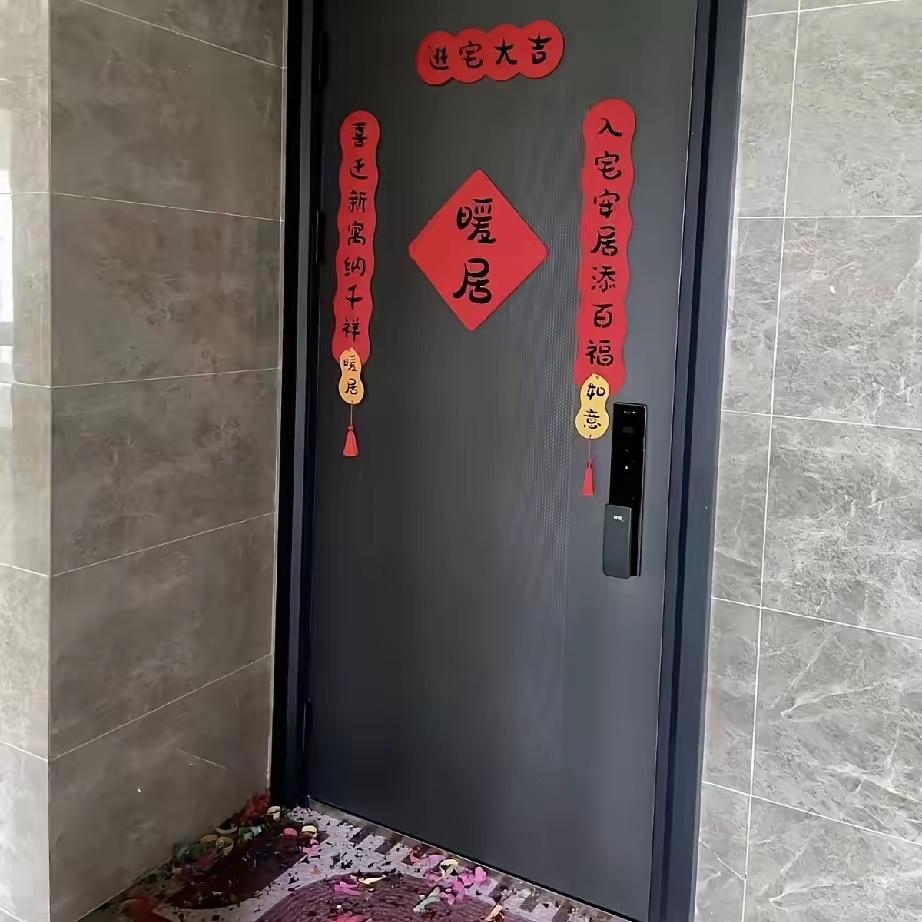 刚听邻居说完这件事，我吓得赶紧锁上了家门。
​​她是我们同单元的宝妈，平时出了名