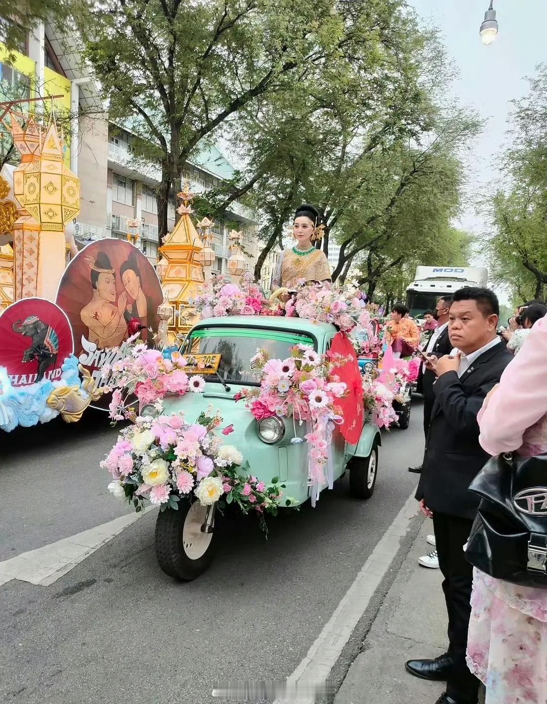 范冰冰坐豪华三轮车参加泰国泼水节活动 ​​​