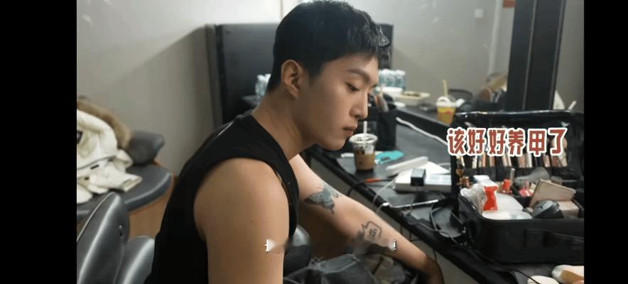 范丞丞挑战新造型，首次尝试美甲。他在社交平台分享了美甲照片，设计独特抢眼。网友留
