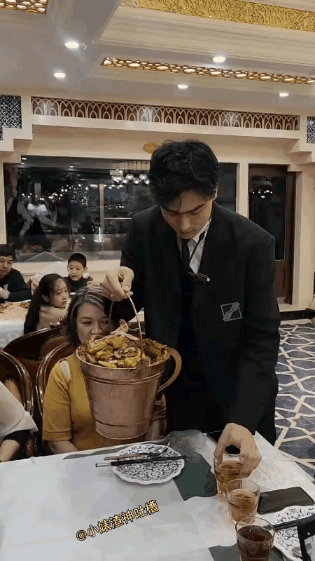 这样的吃法有意义吗？用餐具是人类文明的体现，可现在有的人又开始返祖了！