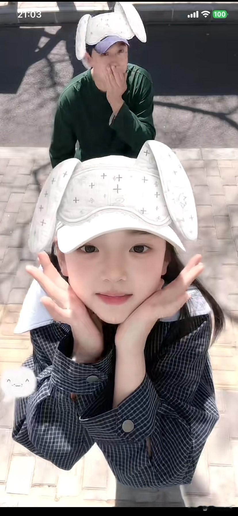 小酒窝和爸爸高云翔在一起太开心了！
还要和爸爸拍视频，爸爸也相当配合！
小酒窝用