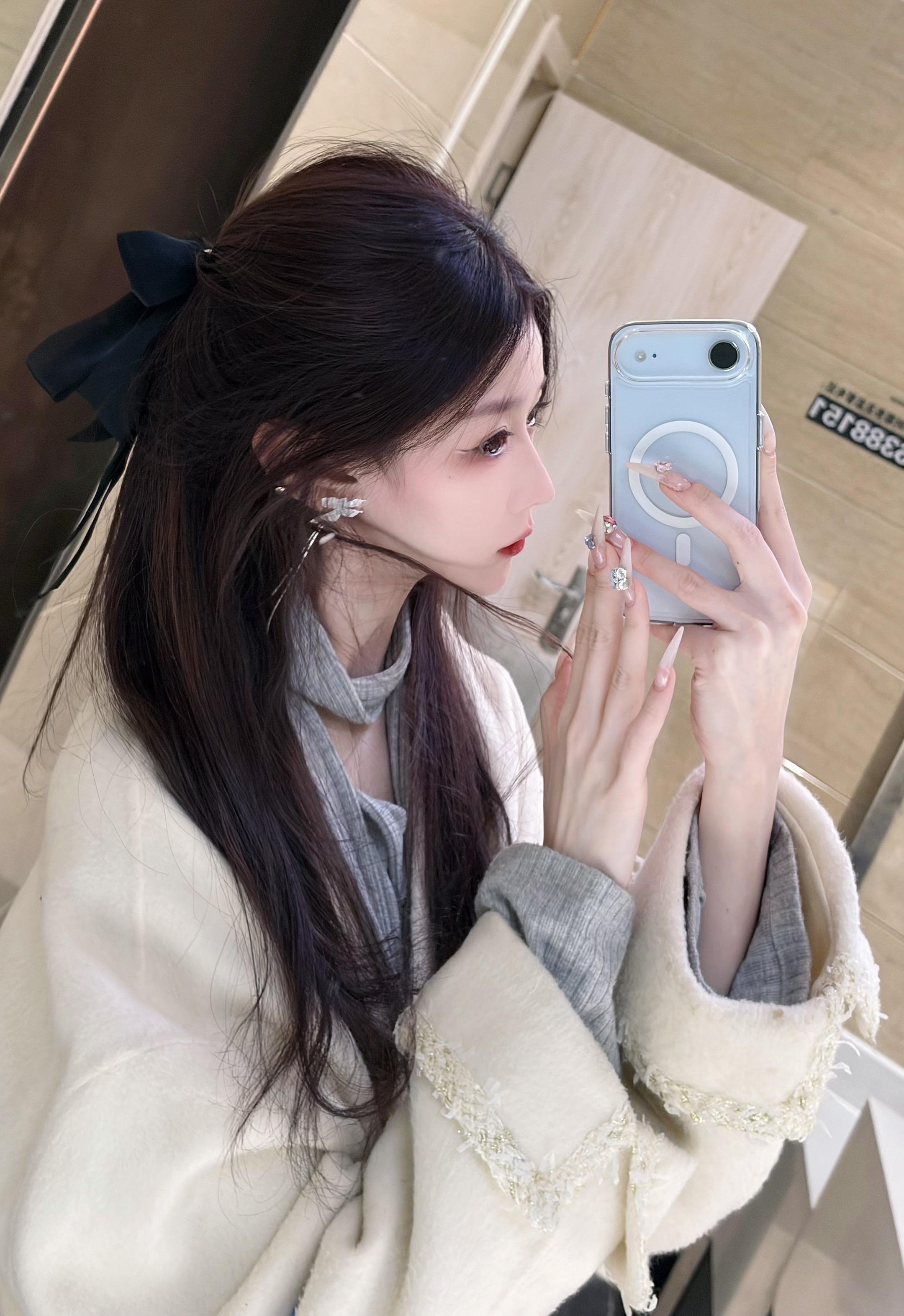 在爱你的人面前你可以是任何性格 在不爱你的人面前你只能是听话懂事