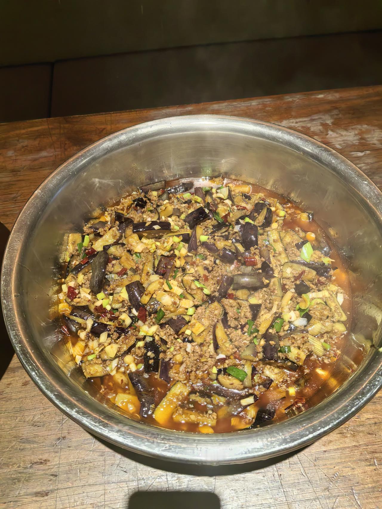 作为天天和山珍海味打交道的厨师，私藏的快乐其实超简单——一顿入味又顶饱的工作餐，