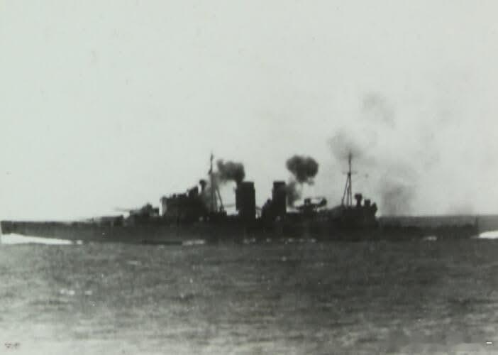 珍贵的照片：遭到日军陆航轰炸的皇家海军艾克赛特号重巡洋舰，摄于1942年2月15