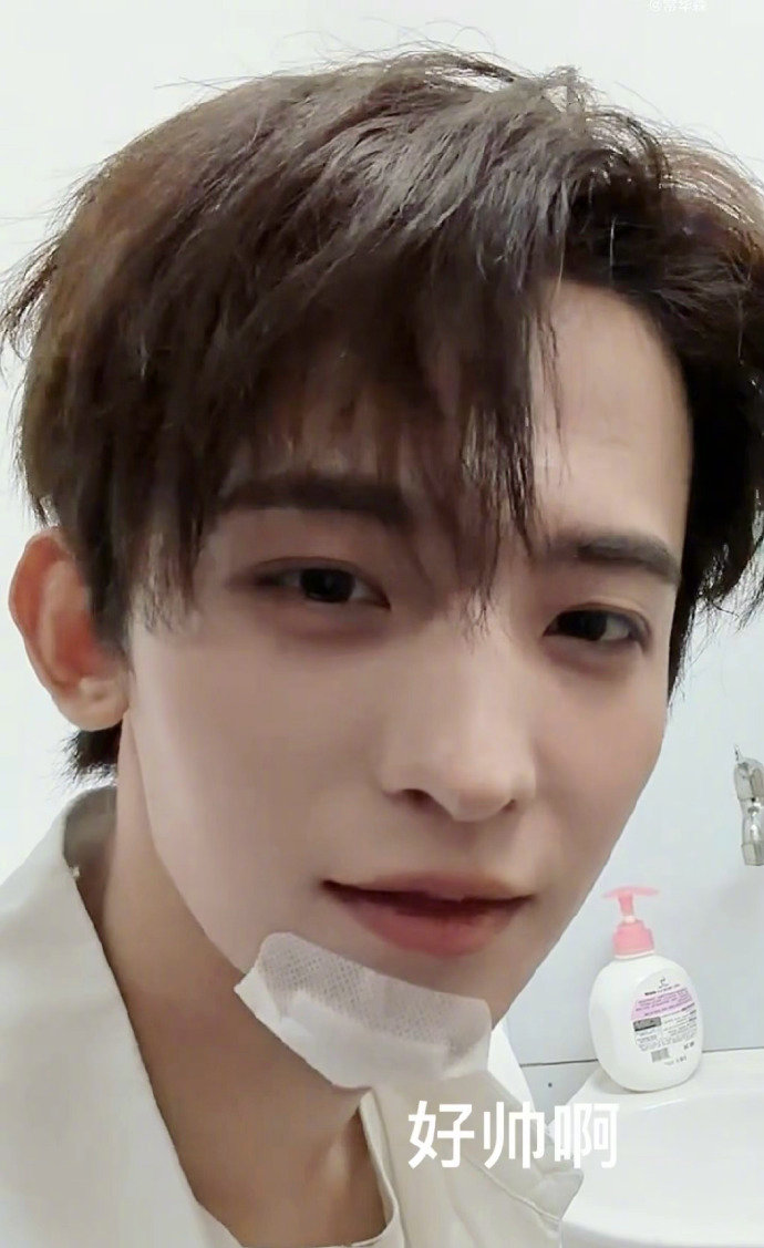 常华森表演后空翻摔到下巴 原来常华森的 “后空翻” 是这样翻的！拍写真时意外磕到