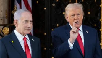 特朗普这次真的想要一条路走到黑了，直接表示不管大家喜不喜欢以色列，都没法阻止以色