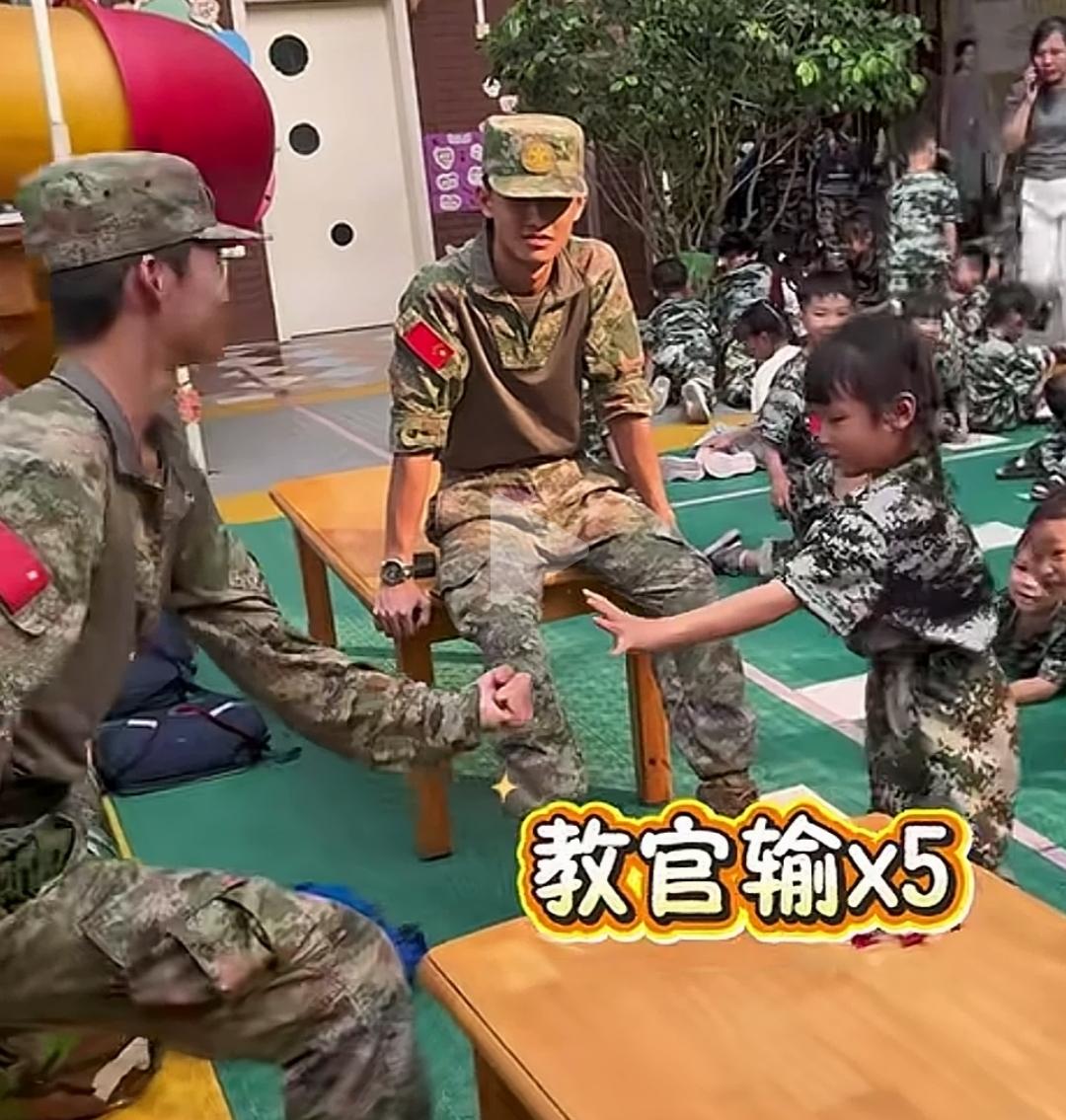 为什么广西萌娃跟教官猜拳能5局全胜？很多人说这娃运气太好了！还有人说教官太轻敌了