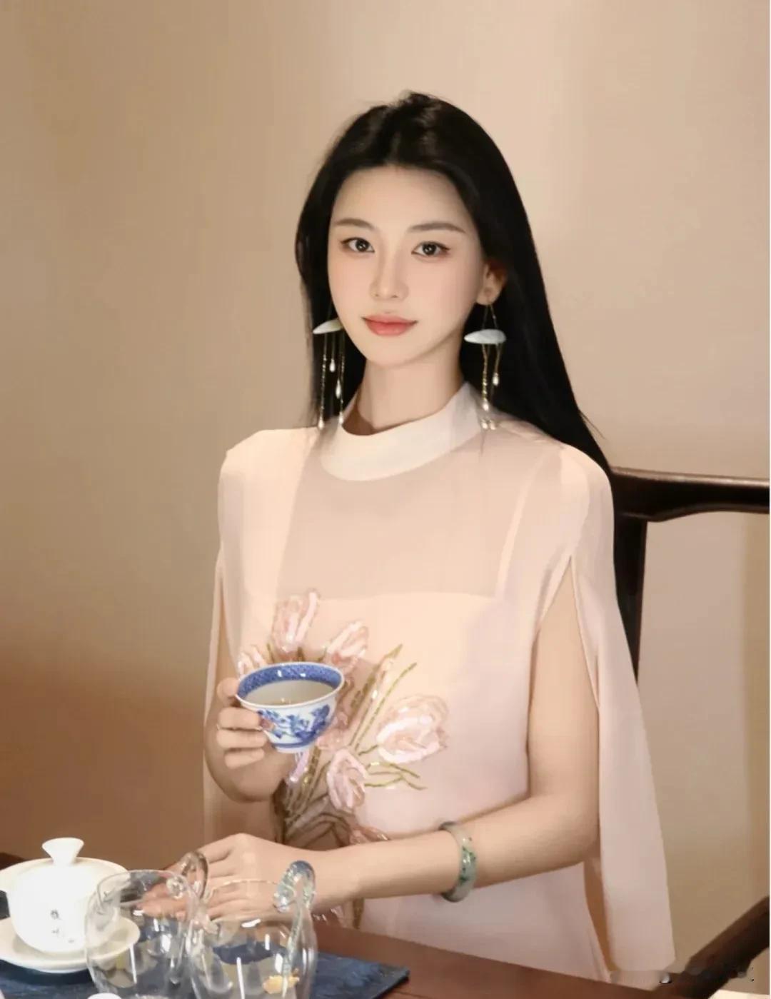 今天的糖，
是沉到杯底了嘛？
遇见即美好，
花开见自己……