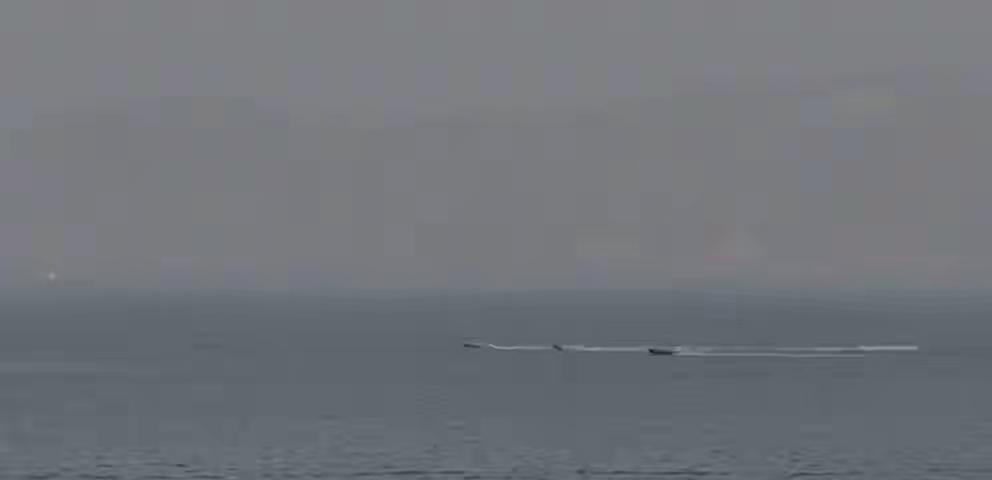 伊朗放狠话封锁石油要道，宣称完全掌控霍尔木兹海峡，敢过就烧船