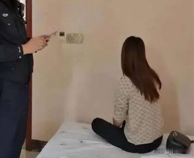 上海，有个男子在网上认识了两个女网友，随后男子联系了三个所谓的哥们，说约好了一起