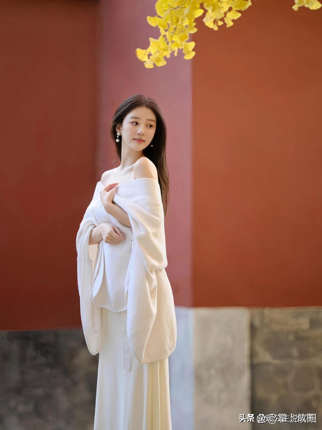 银为有你，三生
金辉漫洒，暖阳如织，
你，是那最亮的星子，
落入我生命的深秋，