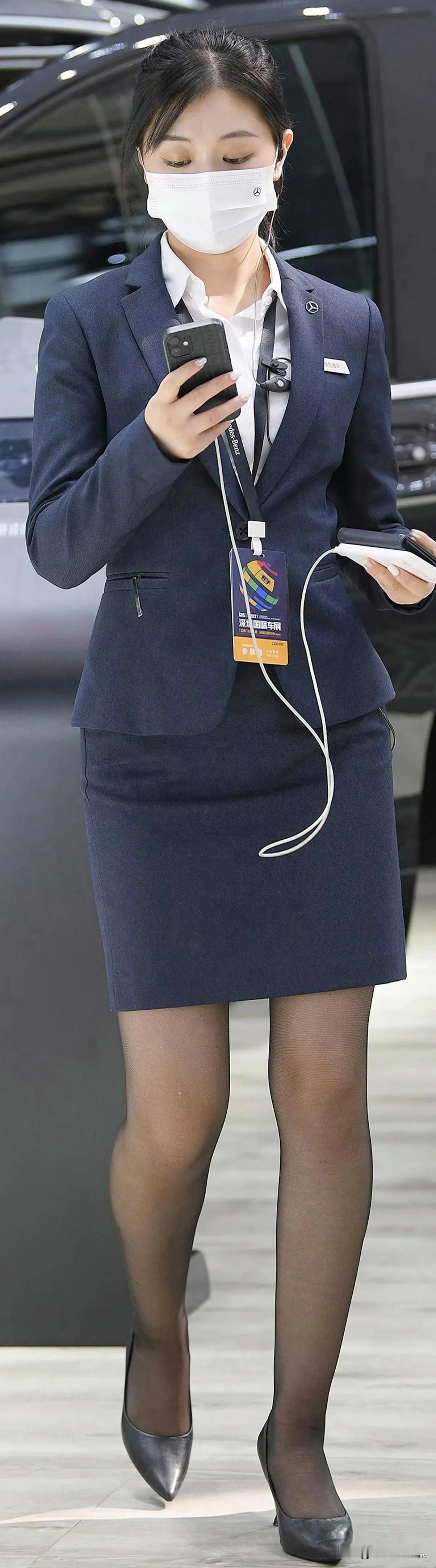 制服小姐姐风采卓然，其着装精致，尽显专业气质。自信的笑容洋溢，优雅的举止迷人，专