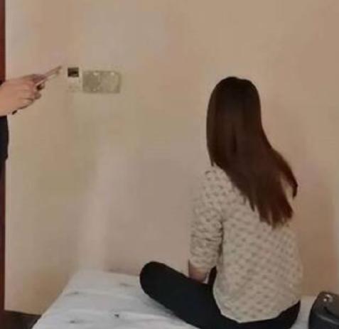 上海，有个男子在网上认识了两个女网友，随后男子联系了三个所谓的哥们，说约好了一起