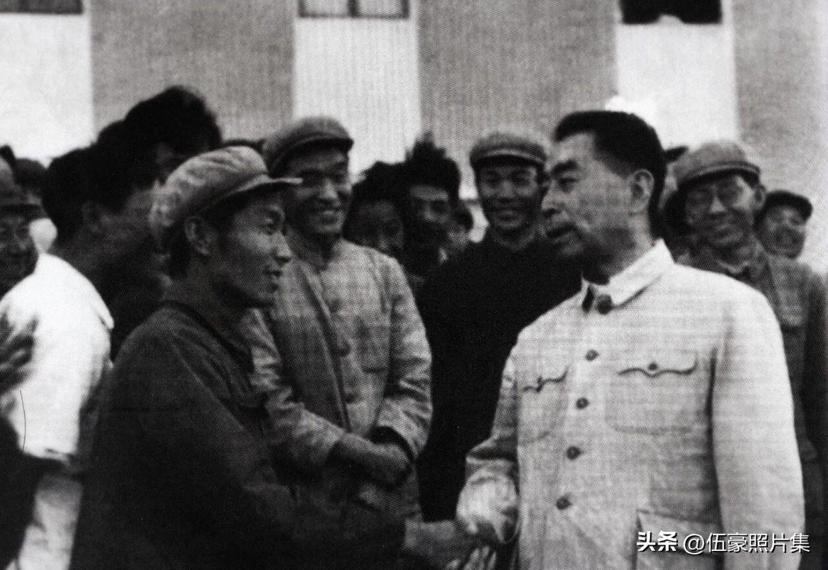 【周总理历史上的今天——6月20日】
1962年6月20日，周恩来这路参观富拉尔