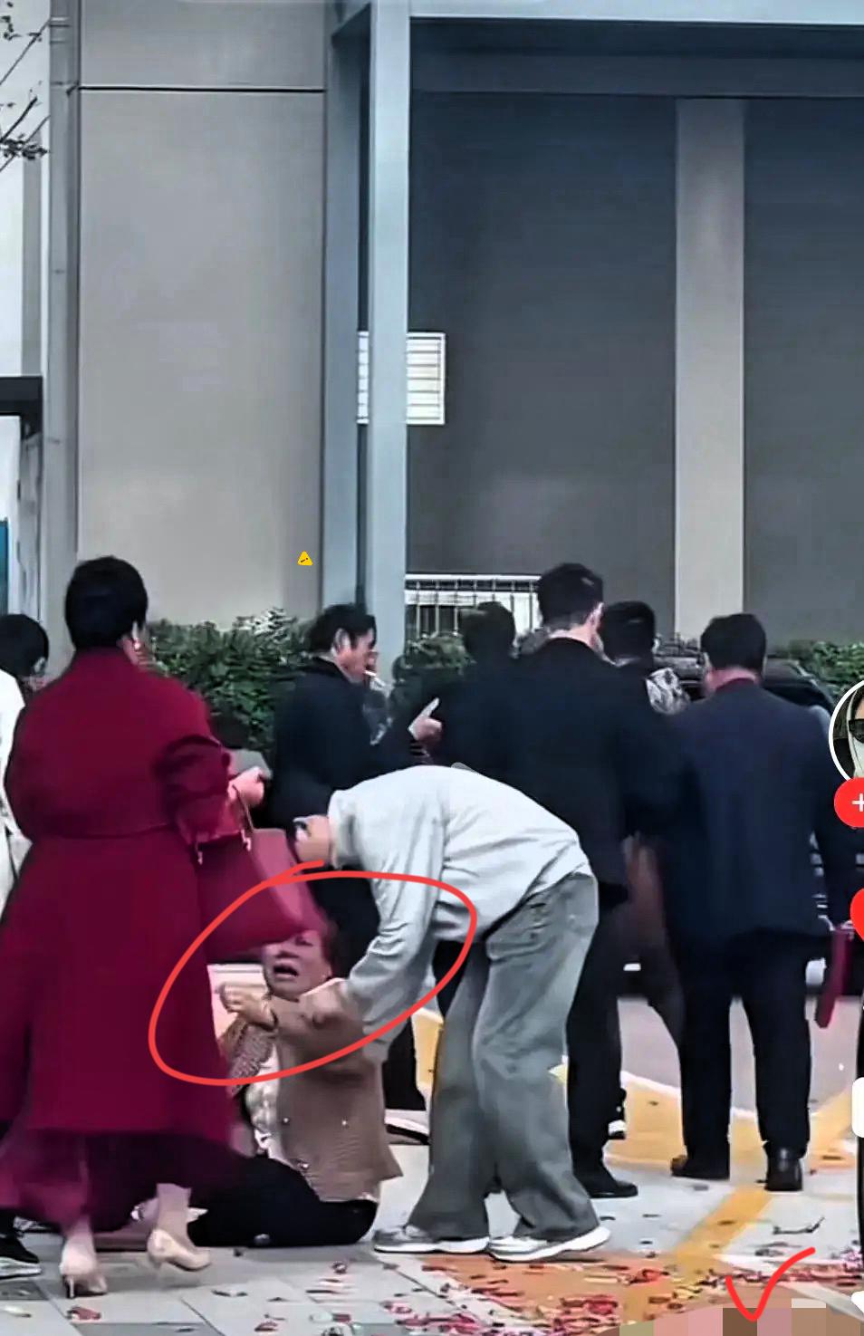 真没人戳破吗？
老赖最可恨的不是欠钱，
是把
“赖账”当精明，把债主的尊严踩成泥