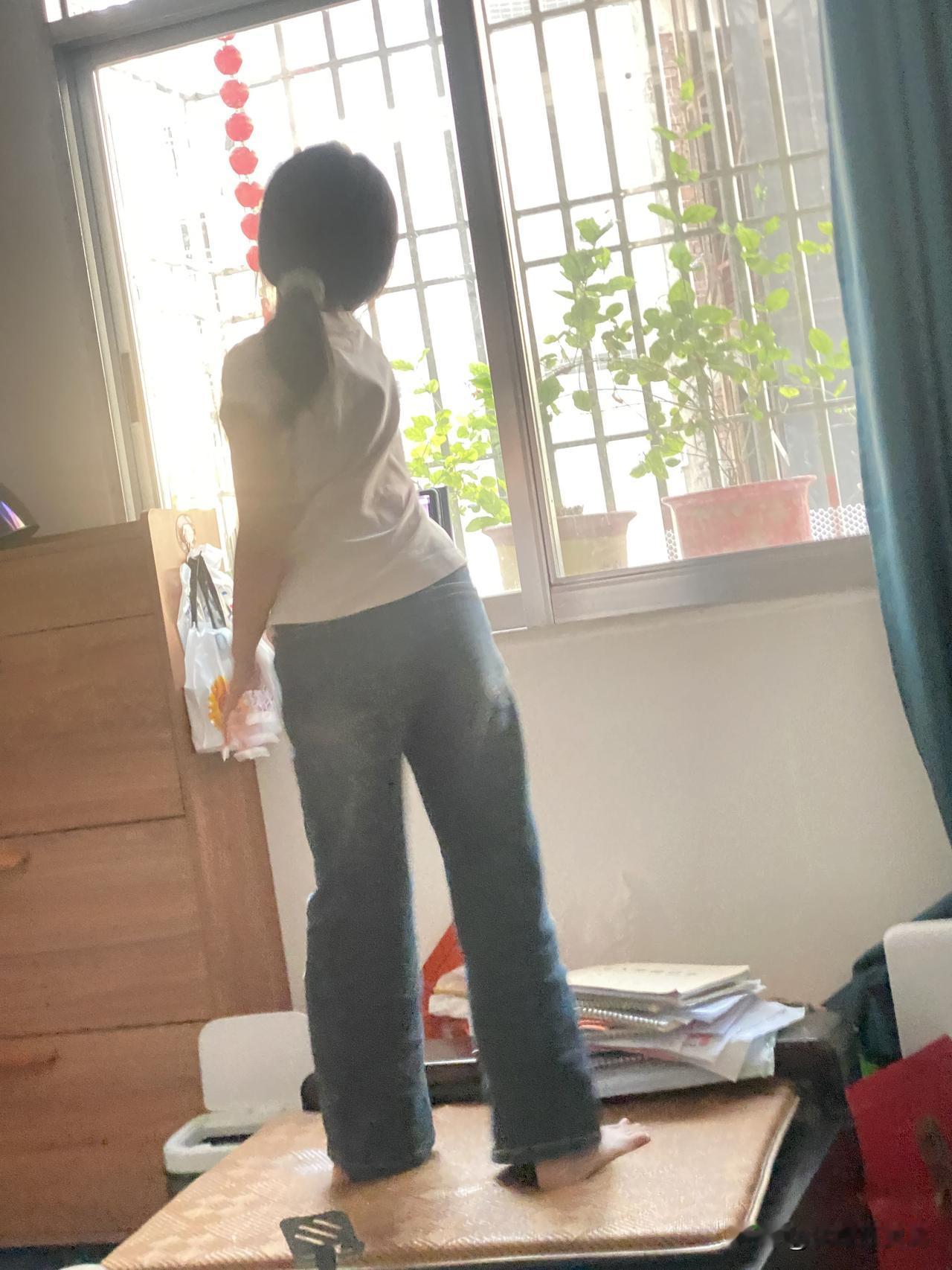 女儿突然跑到我面前，说“妈妈，爸爸，我跳舞给你们看”。话音未落，就见她手脚麻利地