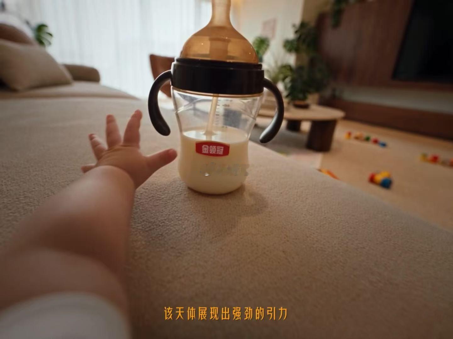 第一次见这么小众的赏月方式月亮不是一夜变圆，宝宝也不是一夜长大，借着别样赏月视角