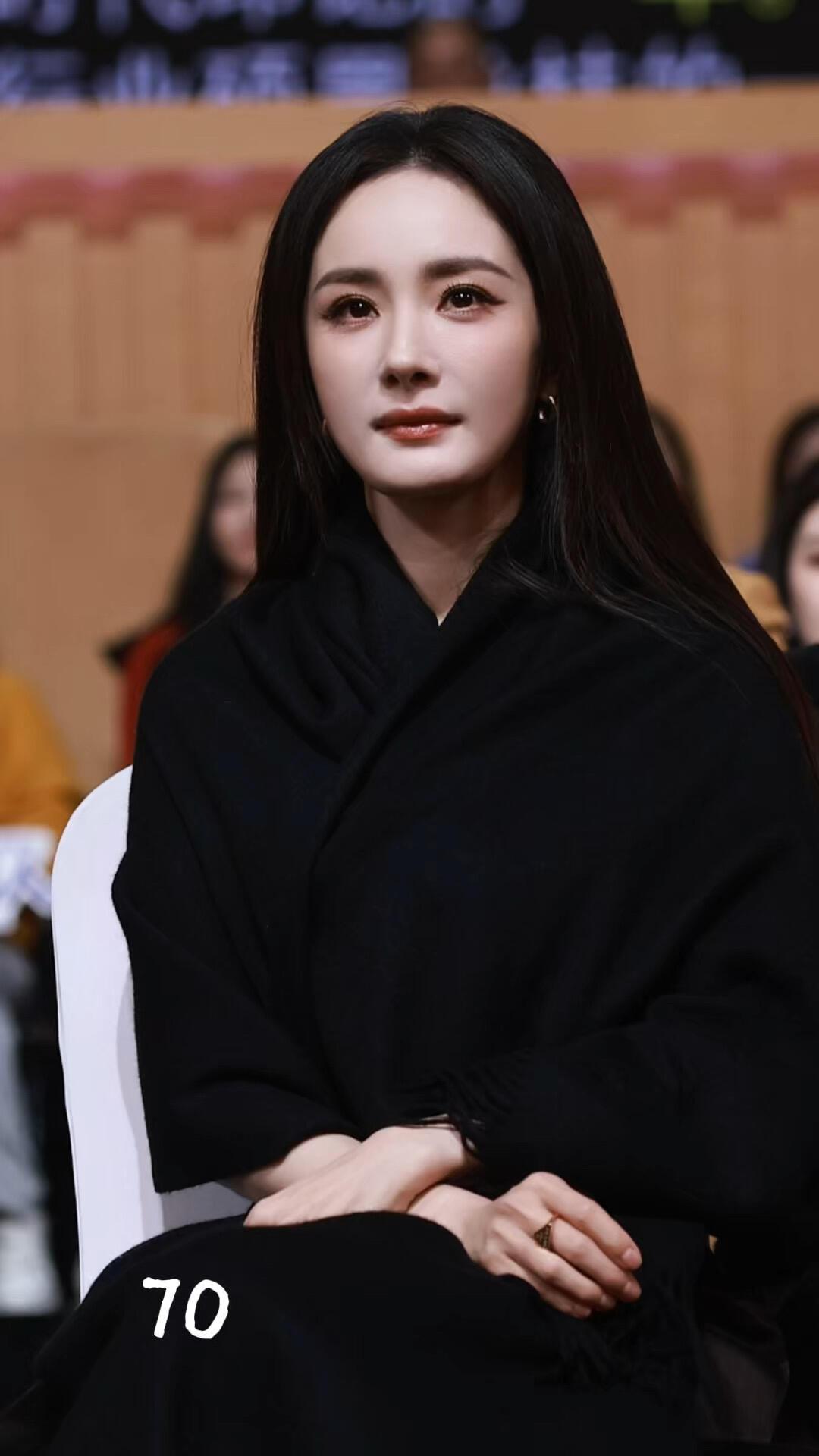 杨幂真的好有气质，小糯米的妈妈，还是事业女强人，超级一线的娱乐明星！
黑长直依旧