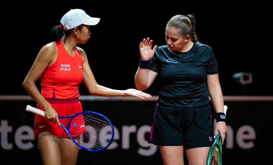 超可爱的一对组合斯图加特女双半决赛，张帅/奥斯塔彭科6-3/7-5击败艾克里/格
