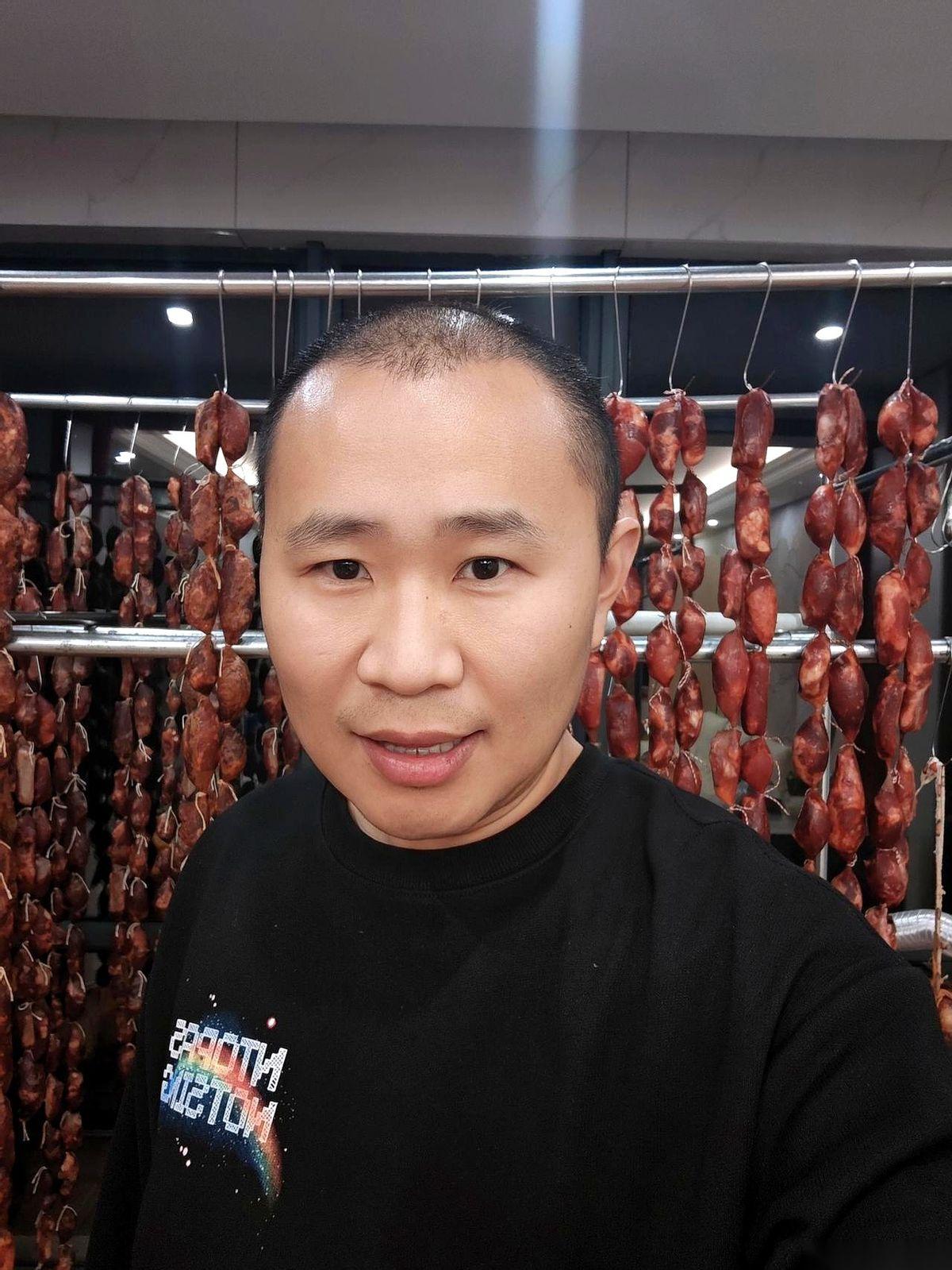 凌晨两点，我咬开了一根排骨肠。
“啵”的一声，特别清脆。
那一瞬间，我觉得自己不