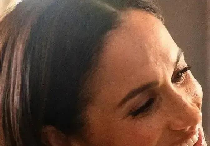 梅根戴满钻项链和手镯，蹲在自家大理石岛台旁，两只手直接伸进生鸡肉盆里。
镜头扫过