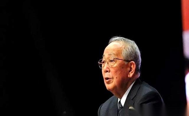 据路透社披露的一则现场切片：东京一间能塞下上千人的大礼堂里，一个中国留学生突然站