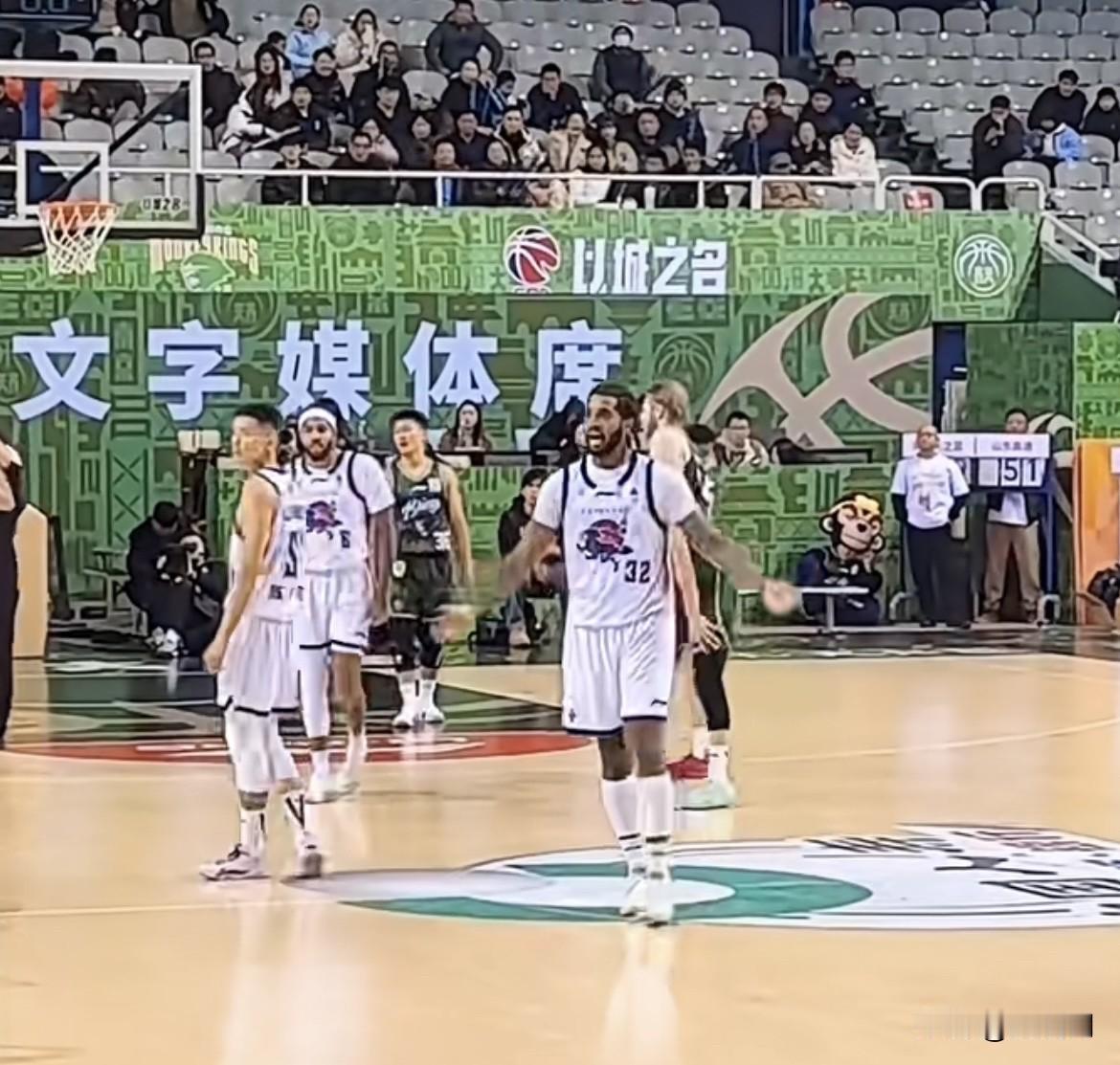 又看了一遍CBA山东高速男篮对阵南京同曦的比赛，CBA的篮球裁判真的需要提升业务