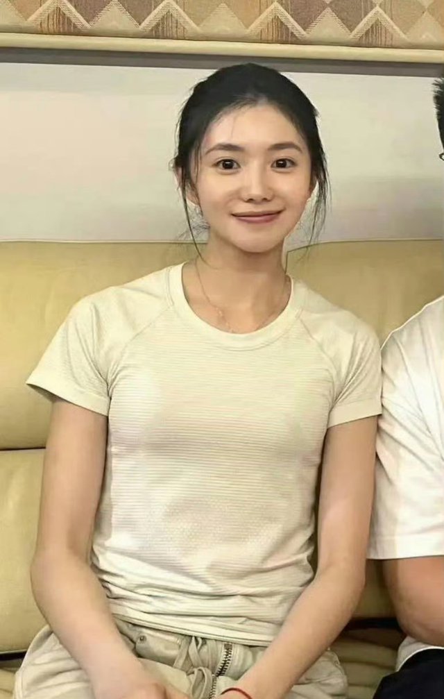 刘浩存亮相活动，打扮精致妆容吸睛，却称自己素颜，这反差真让人不解！ 