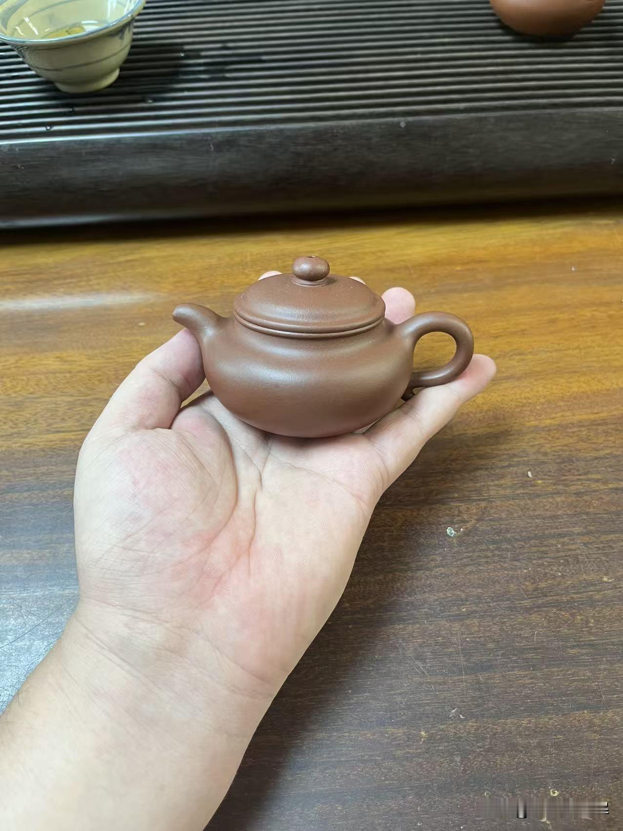 新手的第一把壶，真劝你别碰朱泥！
朋友，咱们坐下喝杯茶，聊聊朱泥壶的事儿。
玩家