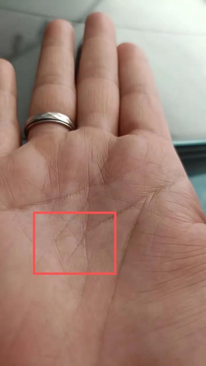 婚姻的裂痕在寂静中蔓延，那些相爱的过往如同破碎的镜面，映照出如今的冷漠与疏离，让