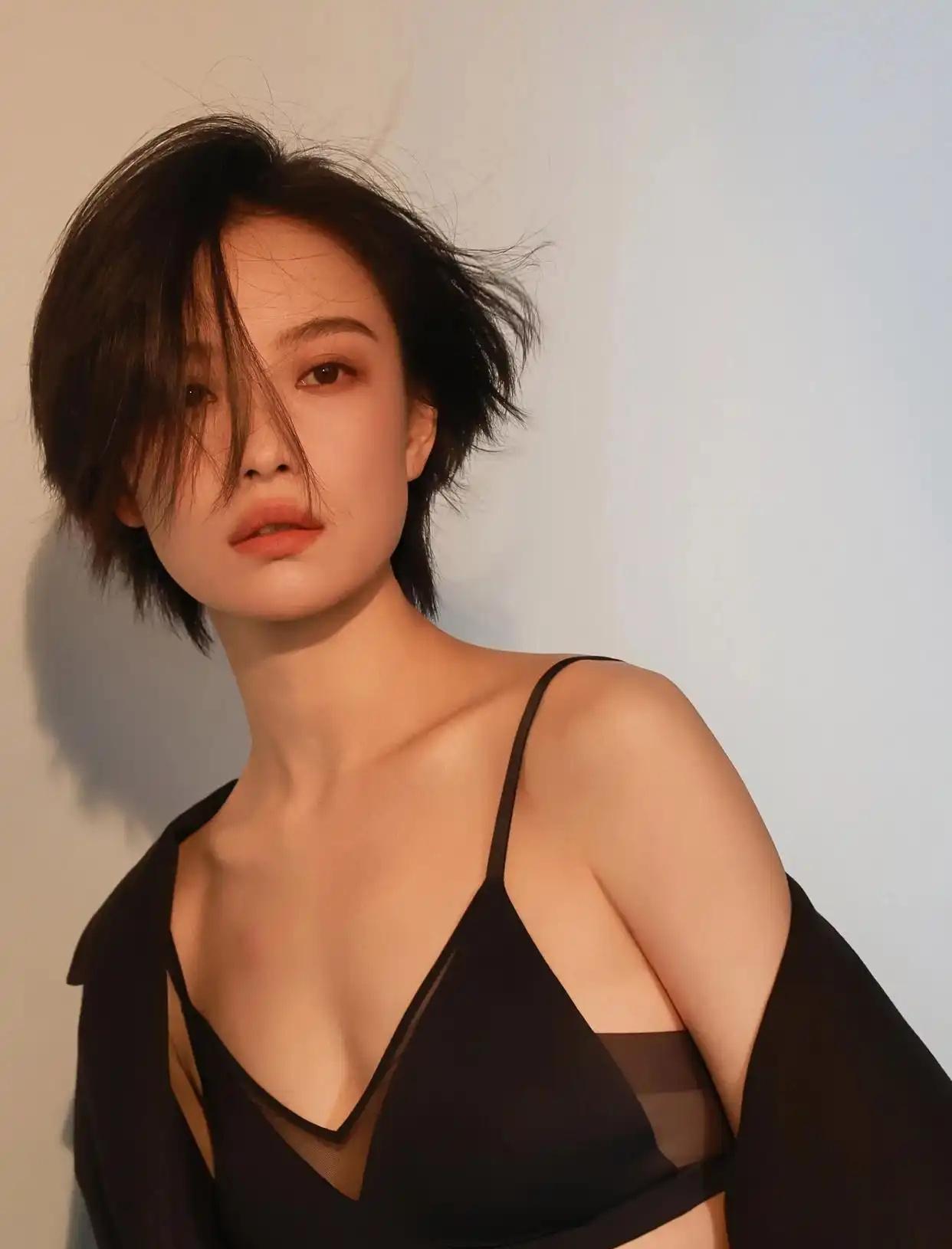 倪妮这次入镜，腿部比例是亮点