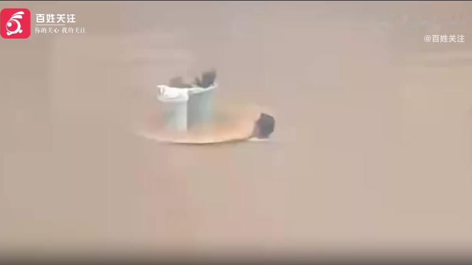 看破防！
暴雨淹城，父亲在齐脖深的积水中，用一张圆桌面托着一个水桶推着婴儿就医?