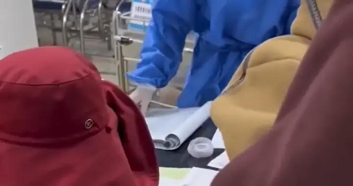 医生抽血时边看说明边操作，医院：医务人员都多岗多能，有些项目比较繁琐，需要确认