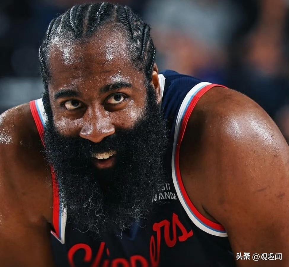 哈登大方祝福快船挺进附加赛！

快船赛季初一度打出6胜21负的糟糕开局，陷入战绩