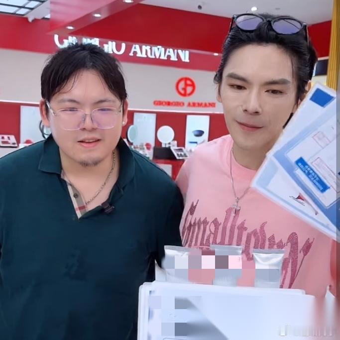 老实说，黄渤和张艺兴主演的《一出好戏》都不够向家这出戏精彩， 向佐和易立竞的采访