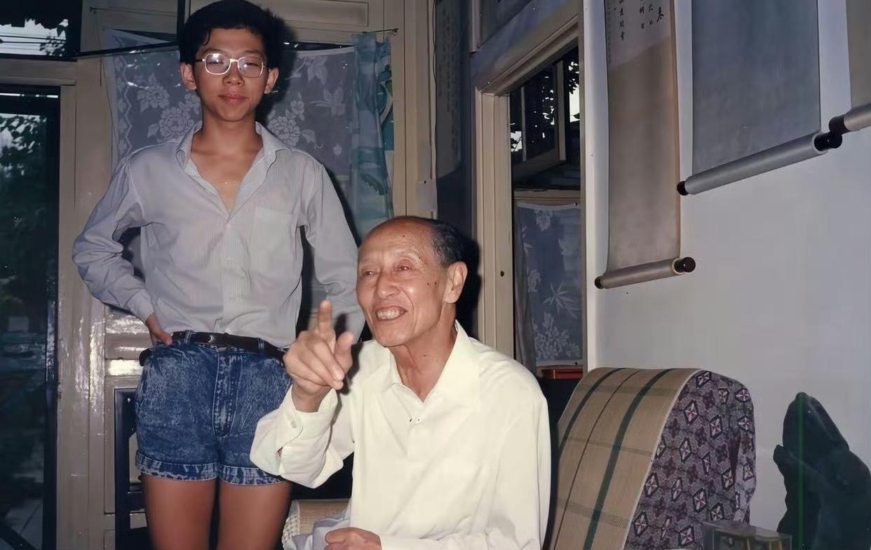 谁也不会想到照片中那个戴眼镜穿短裤其貌不扬的男孩若干年后会成为红极一时的歌手吧。