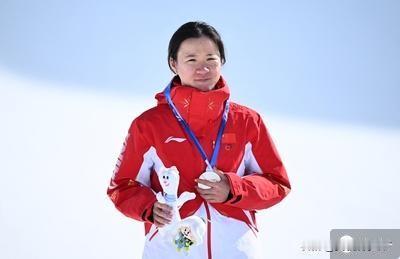 米兰冬奥会自由式滑雪女子U型场地决赛，李方慧夺得银牌，谷爱凌拿下金牌。赛后李方慧