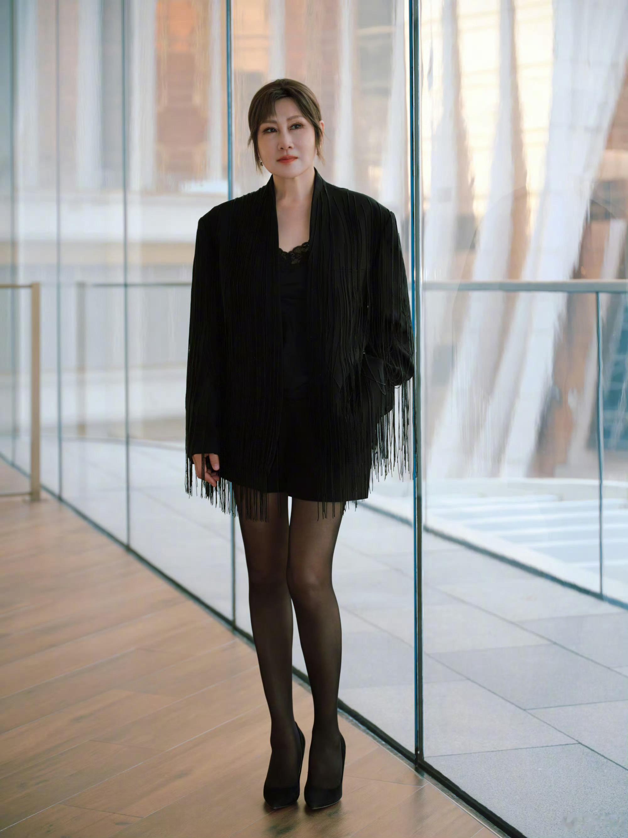 这居然是张凯丽 谁能想到这组又酷又飒的黑丝流苏西装大片主角是凯丽老师啊！ 一改以