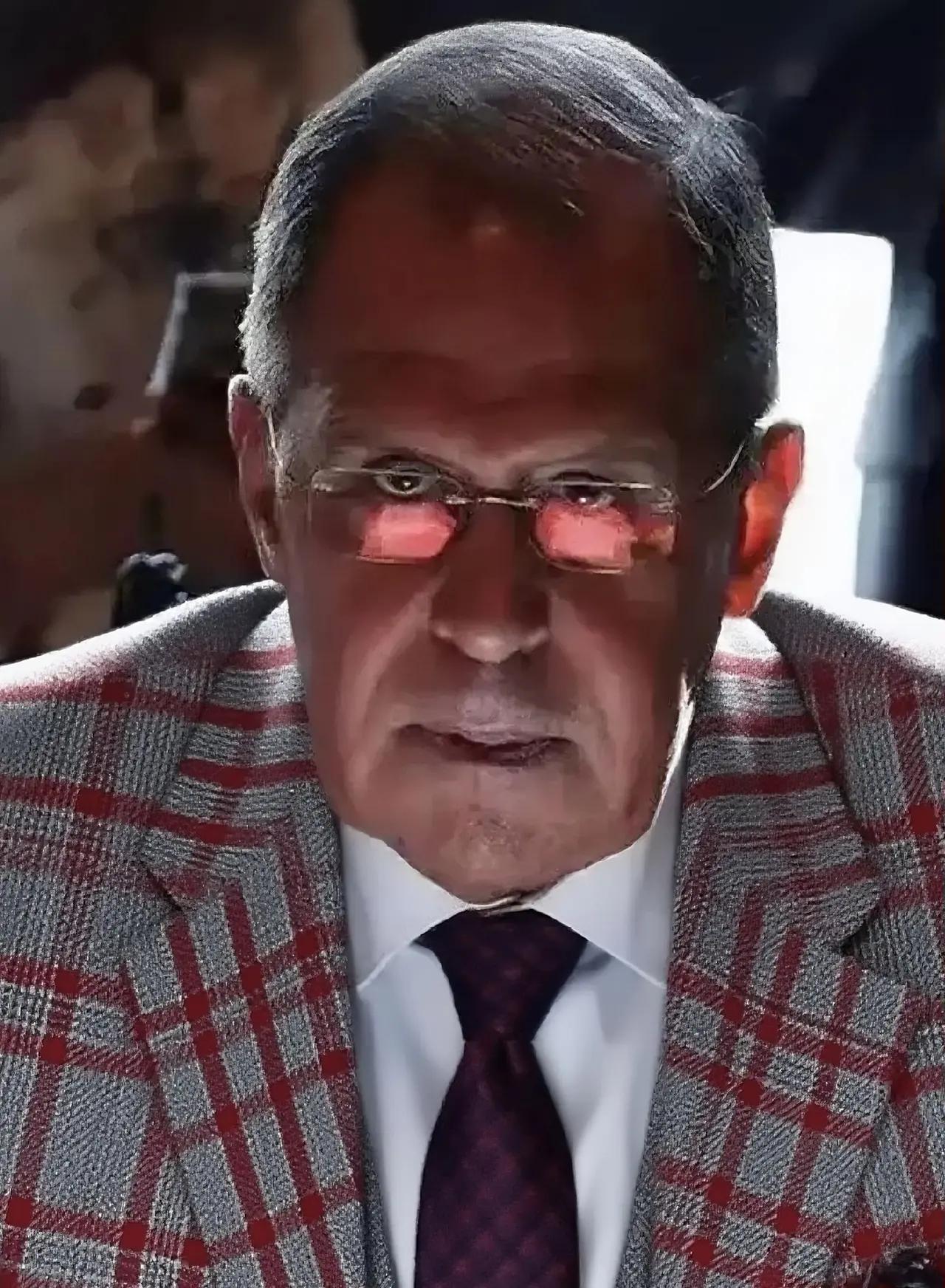 俄罗斯打乌克兰，美国光明正大地给乌克兰送武器。现在美国打伊朗，俄罗斯也开始光明正