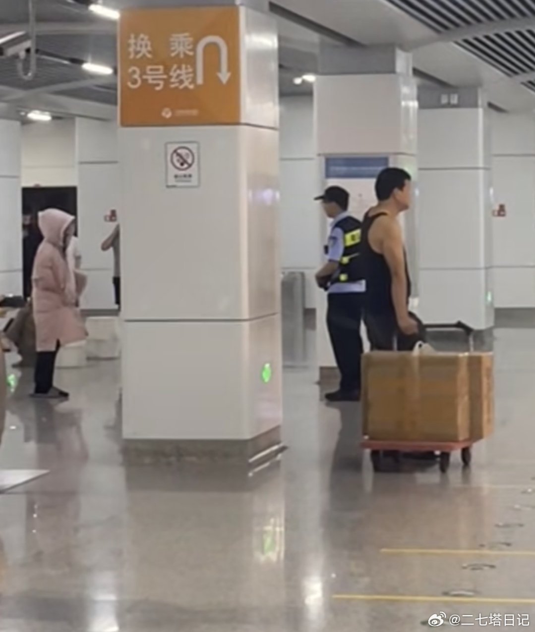 这也不是乱穿衣的季节啊？地铁站里有人穿短袖有人穿羽绒服 ​​​