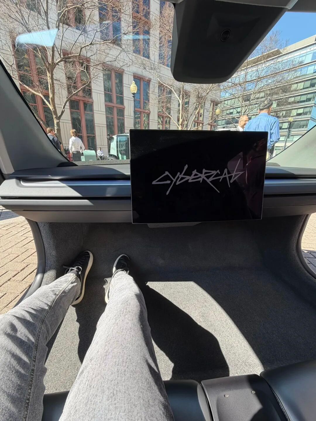 有网友po出特斯拉Cybercab量产车内饰：没有刹车板，两座布局，但是座椅空间