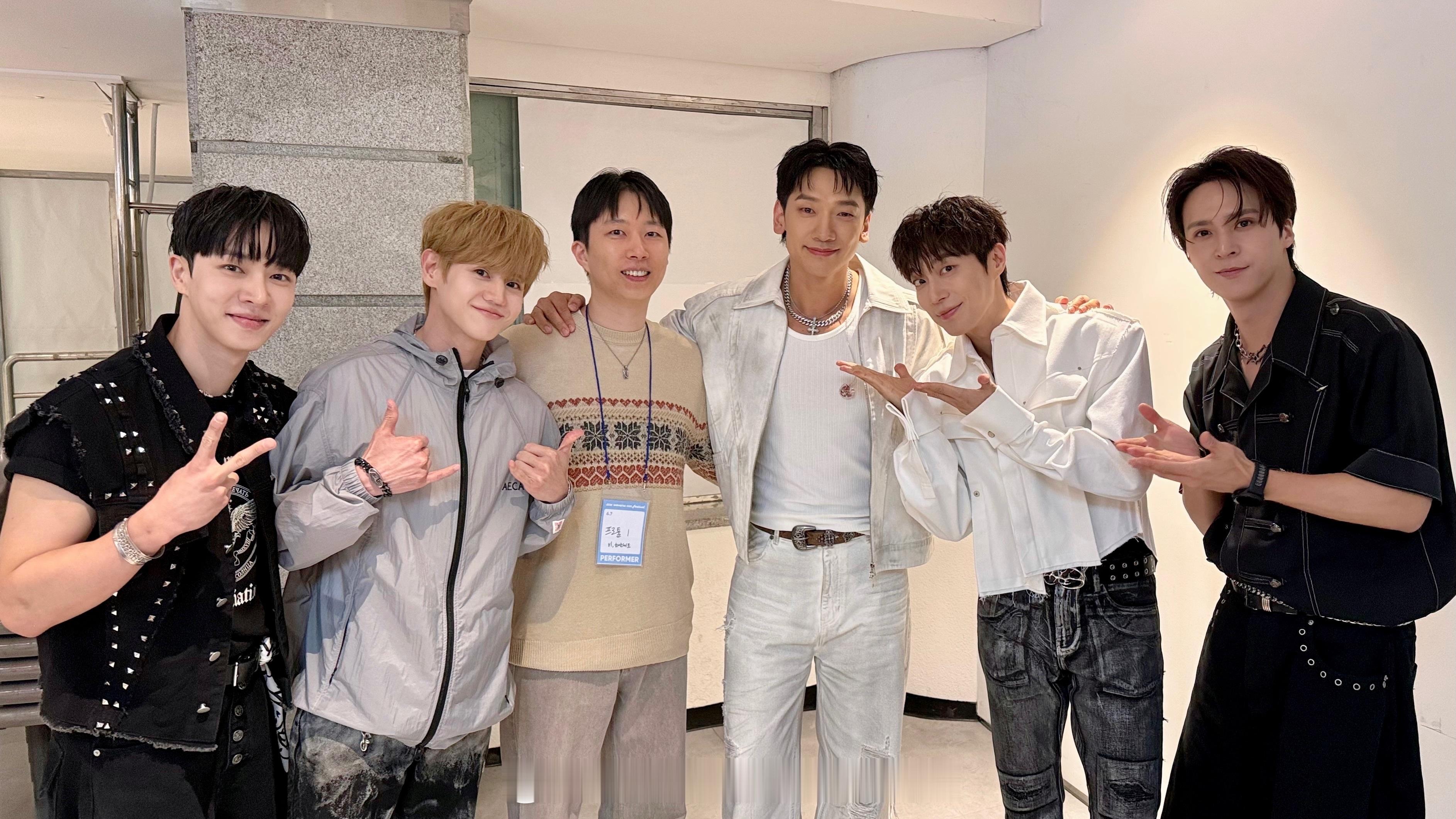 RAIN-JIHOON郑智薰 Weverse Con后台合影（highlight