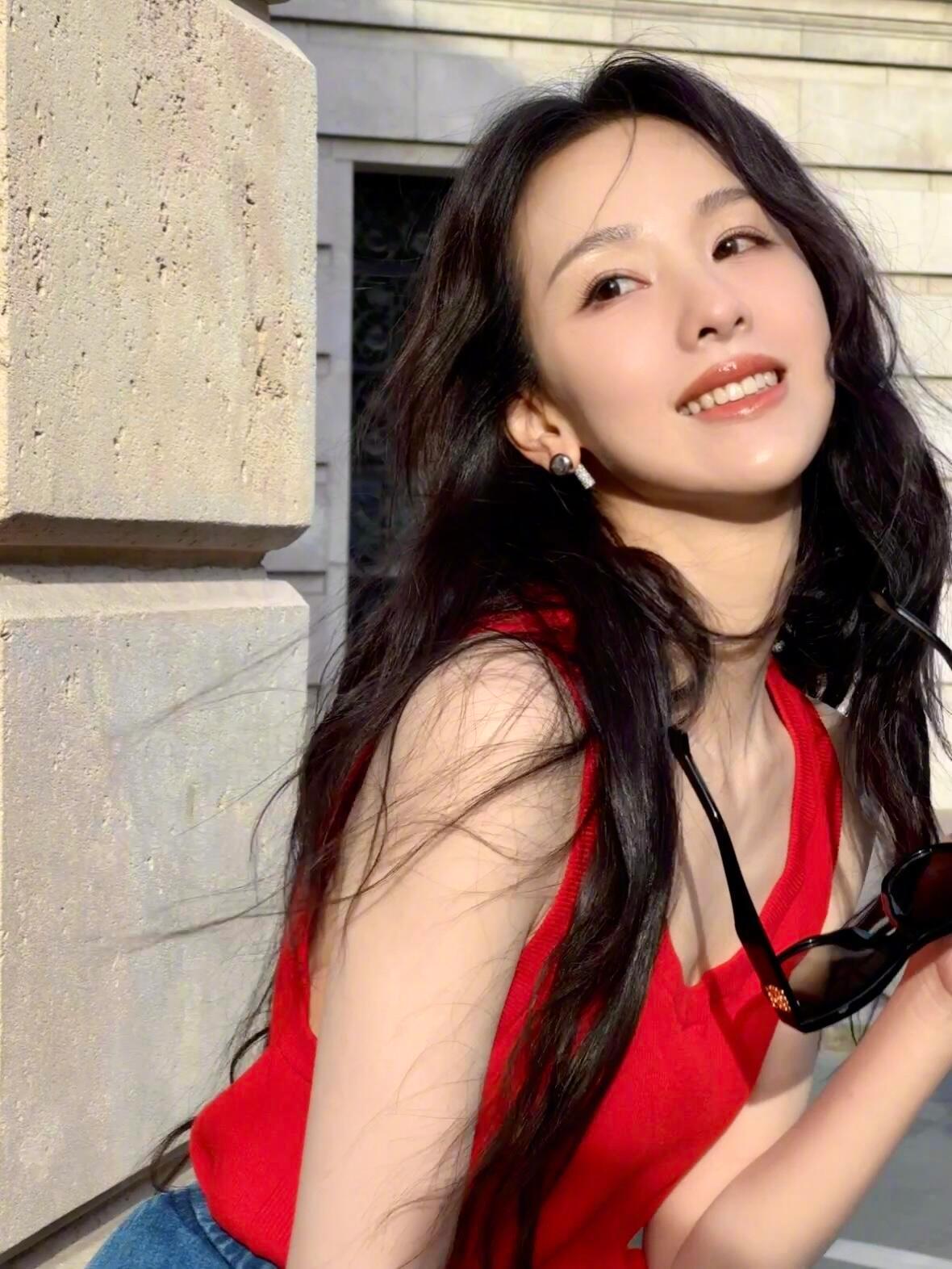 陈都灵在文艺片女主跟时尚女王之间随时切换[思考][思考][思考] ​​​