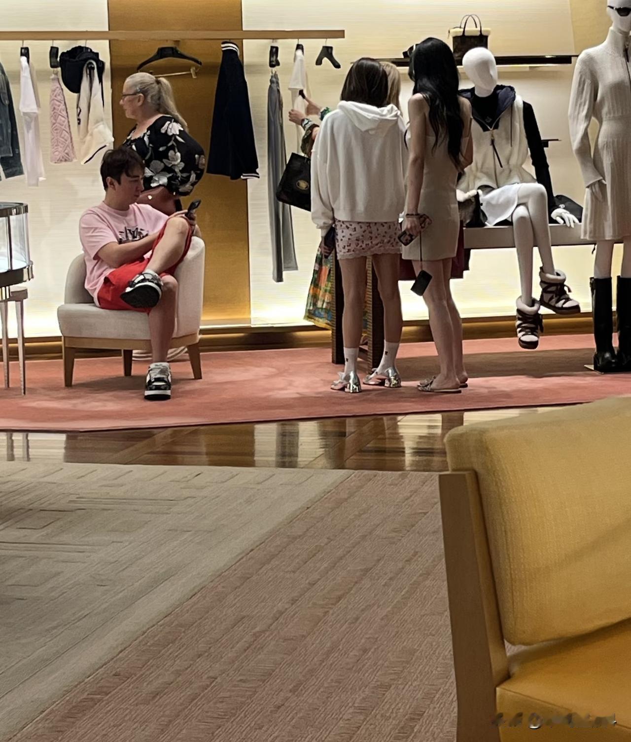 网友新加坡金沙偶遇王思聪陪朋友逛街，王思聪悠闲的坐在椅子上看手机，有一种从容不迫