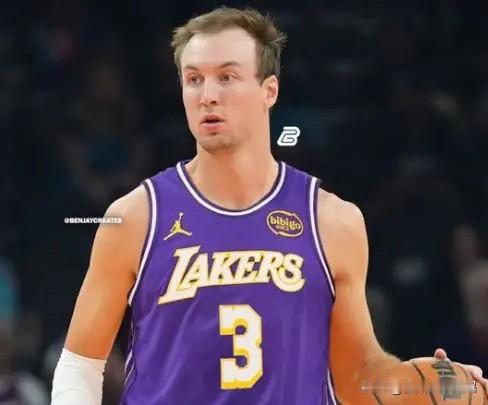 NBA交易截止日，洛杉矶湖人从亚特兰大老鹰交易来联盟第一射手卢克肯纳德！送出了寒