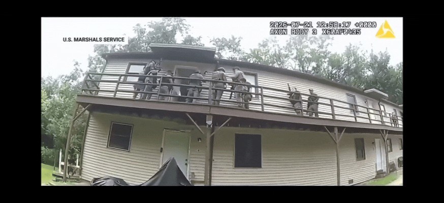 美国密苏里州，一群全副武装的警察登上二楼抓捕一名被通缉的性犯罪者，结果脚下的楼板