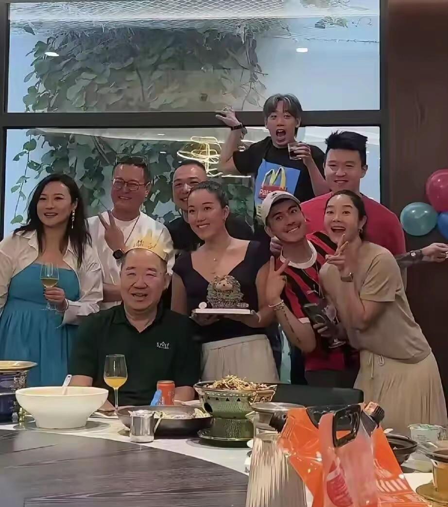 英达这下笑不出来了，
不是他又离婚了，
而是他办66岁寿宴，大儿子巴图没到场，2